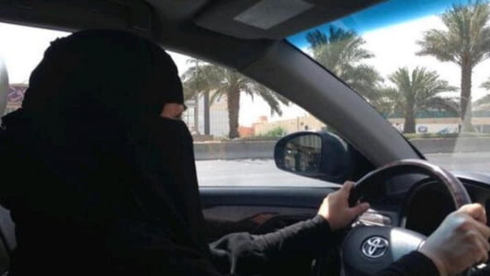 Attention ! Femmes au volant