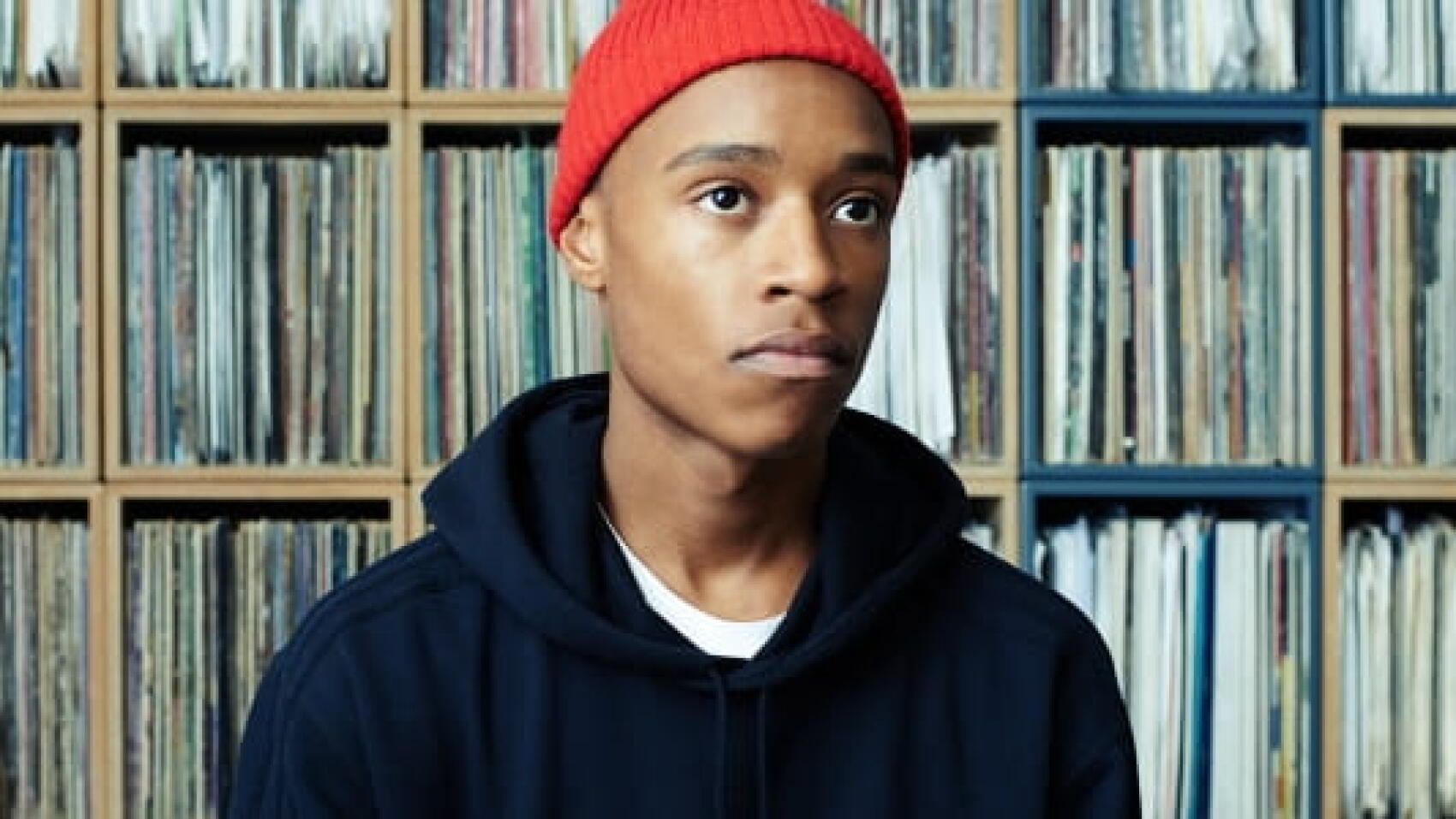 Rejjie Snow derrière les platines.