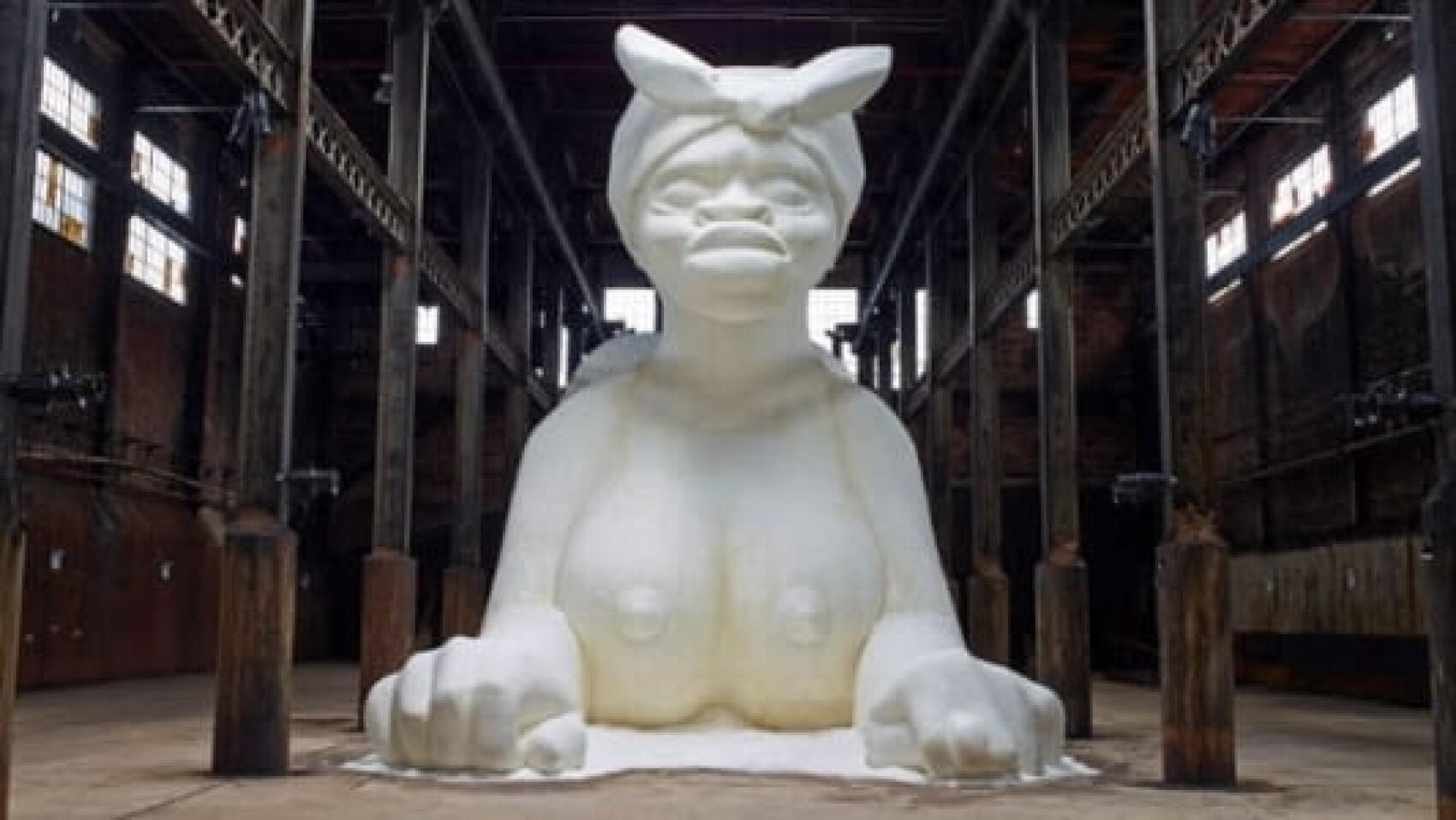 Le sphinx géant de la Sugar Factory