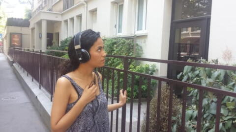 A la découverte des cinq tubes de l'été, casque sur la tête.