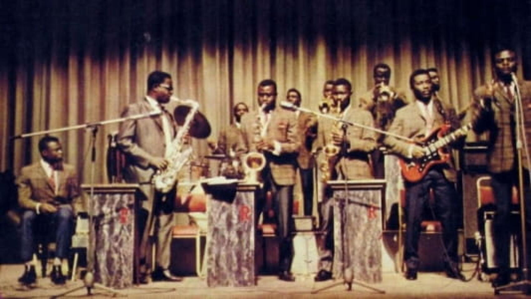 Le highlife ghanéen exploré par un mix de 45 tours.