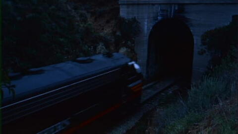 un train passe sous un tunnel