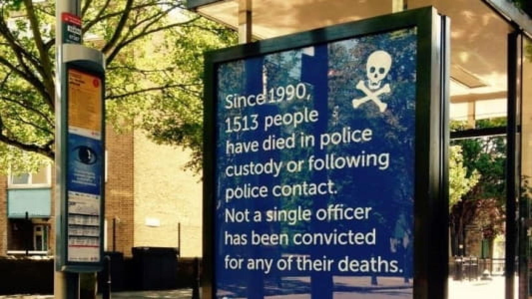 Les arrêts de bus affichent la Police