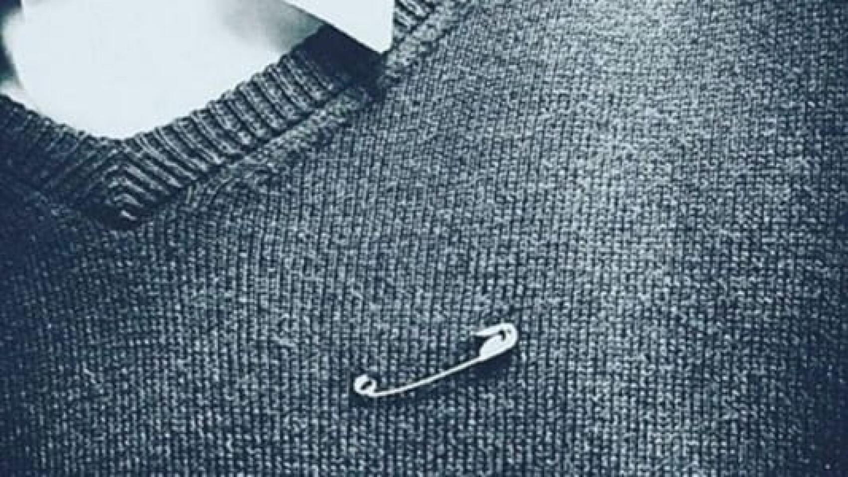 Les britanniques portent des épingles à nourrices pour témoigner de leur anti-racisme