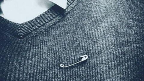 Les britanniques portent des épingles à nourrices pour témoigner de leur anti-racisme