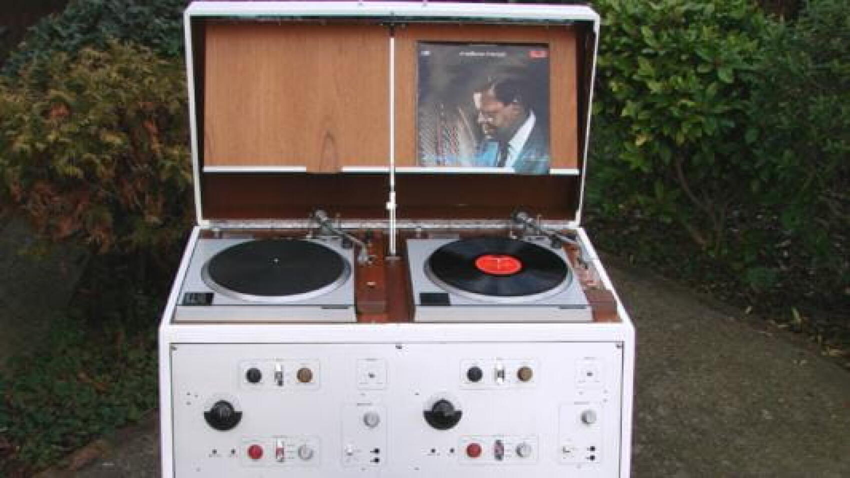 Wow, la BBC vend console et platines Technics de son studio sur Ebay...