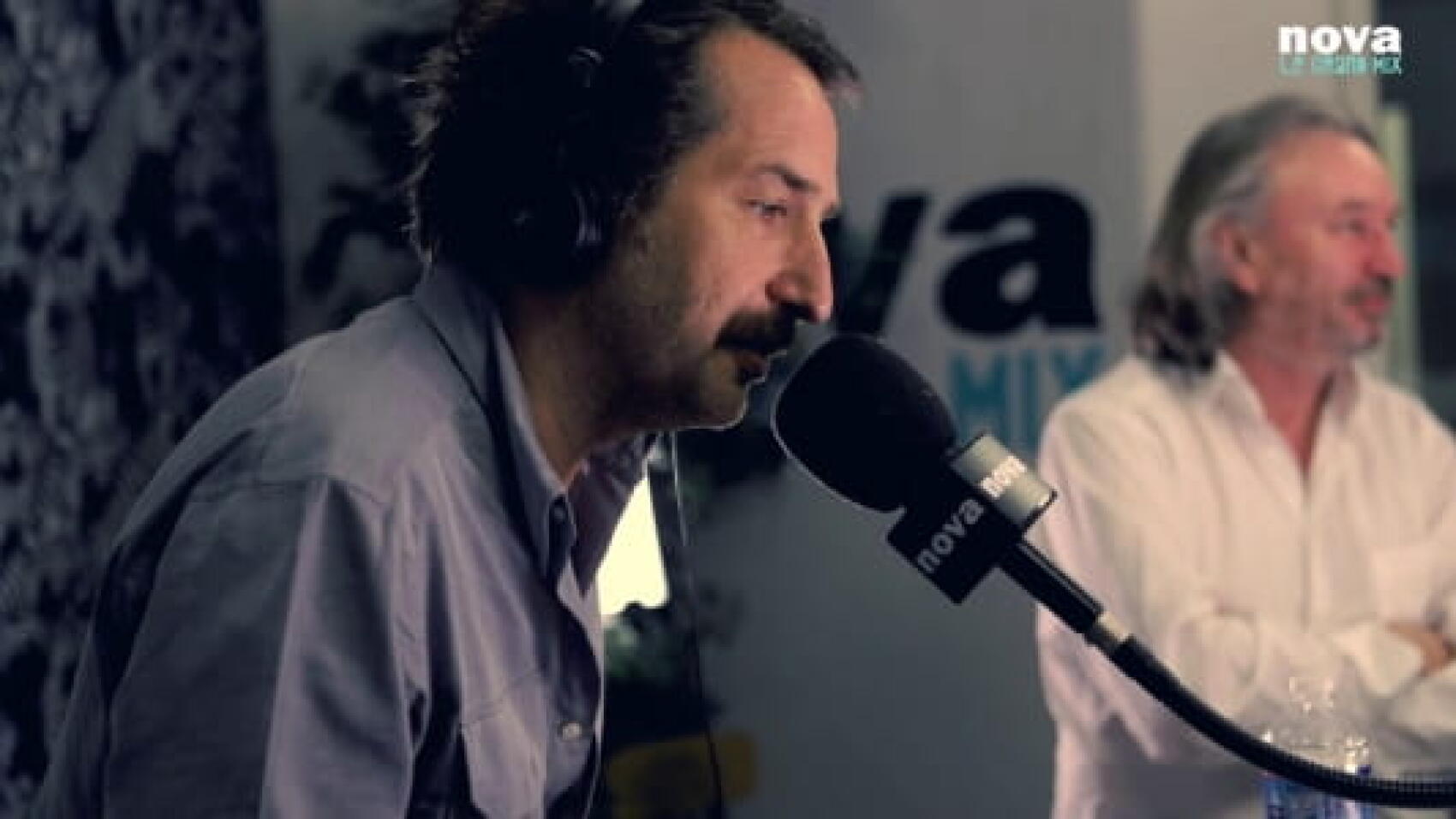 « Les souvenirs qui remontent comme des costumes enfouis »