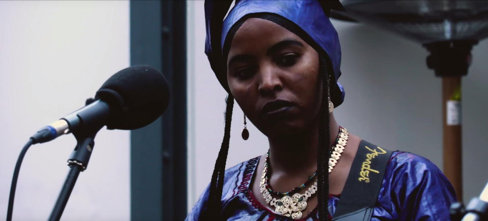 Le live des Filles de Illighadad dans Plus Près De Toi