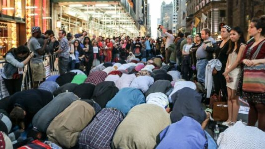 Des Juifs protègent des Musulmans priant au pied de la Trump Tower