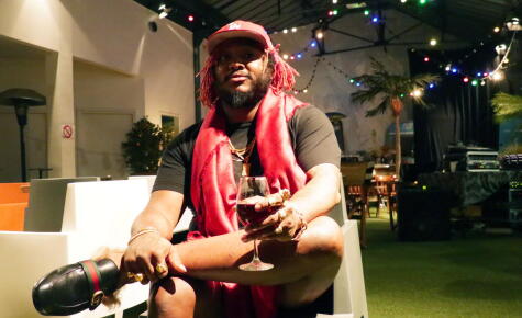 Tonnerre de bonne humeur dans le Nova Club.