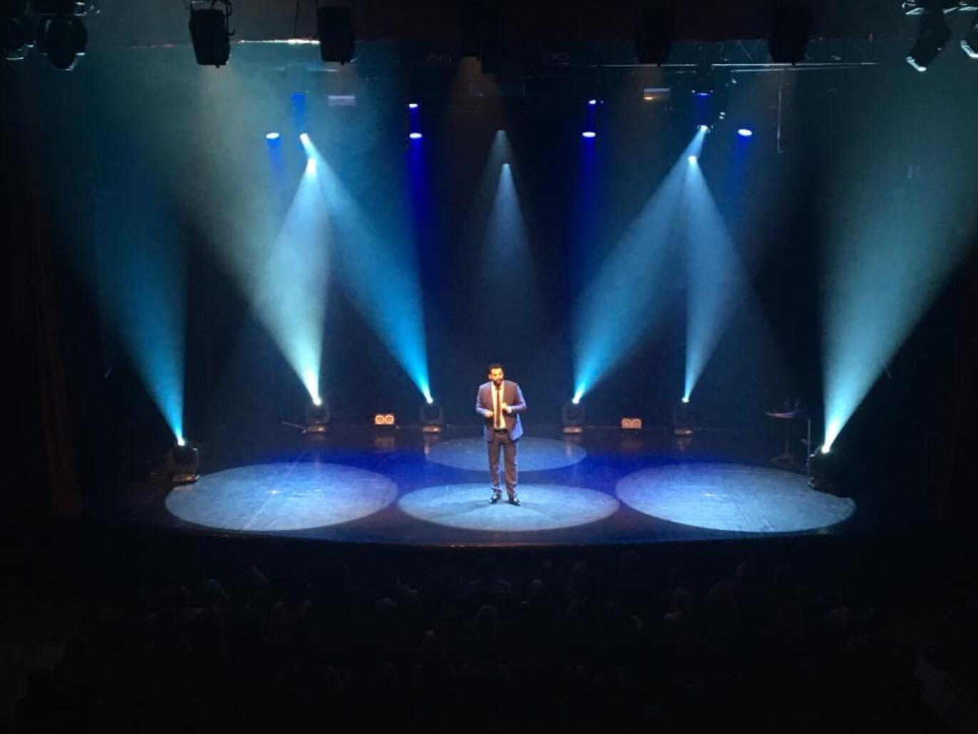 Suite de la tournée des théâtres de l'humoriste