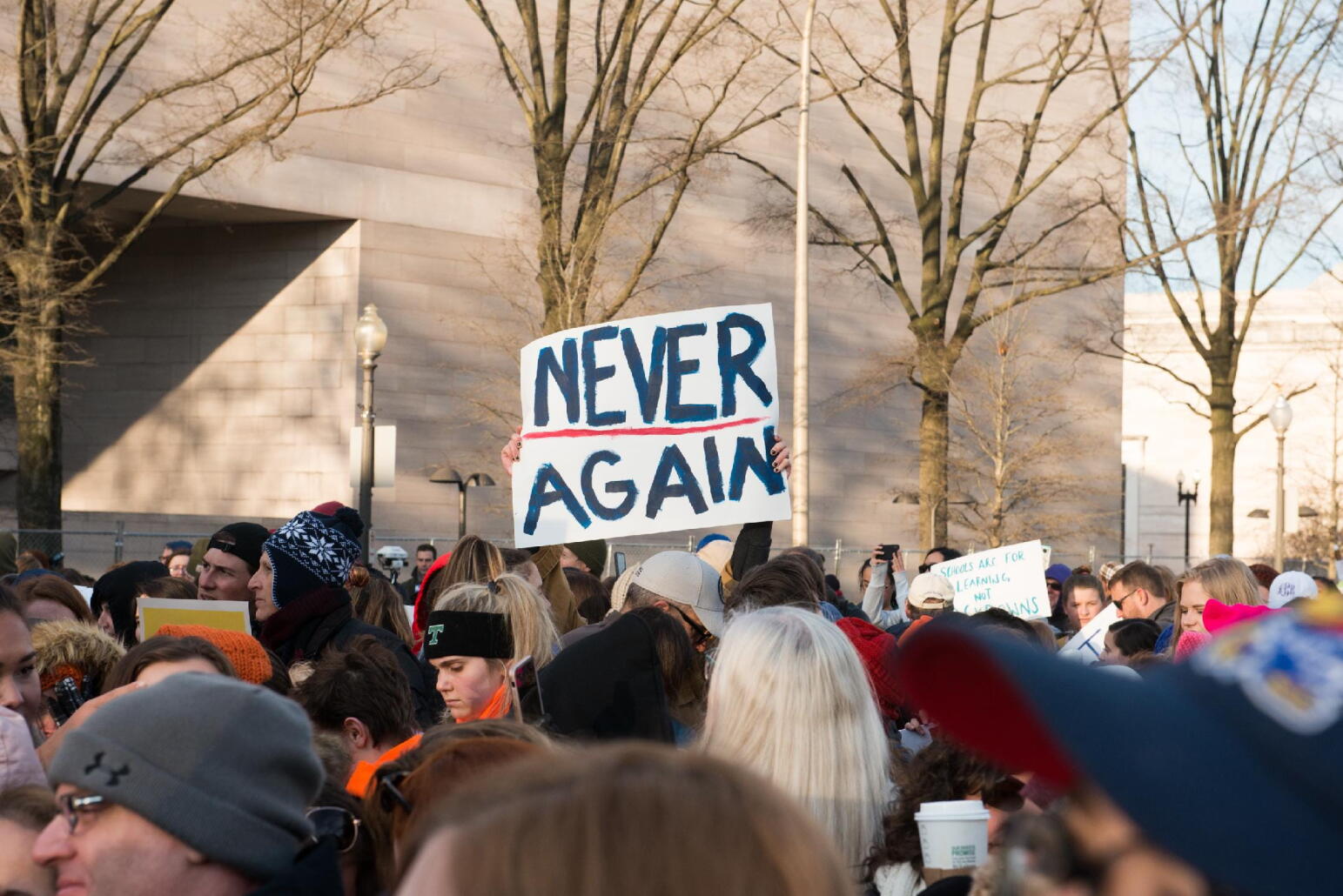Dans Plus Près De Toi, Thomas Zribi revient sur la Marche « Never Again ».