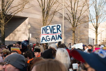 Dans Plus Près De Toi, Thomas Zribi revient sur la Marche « Never Again ».