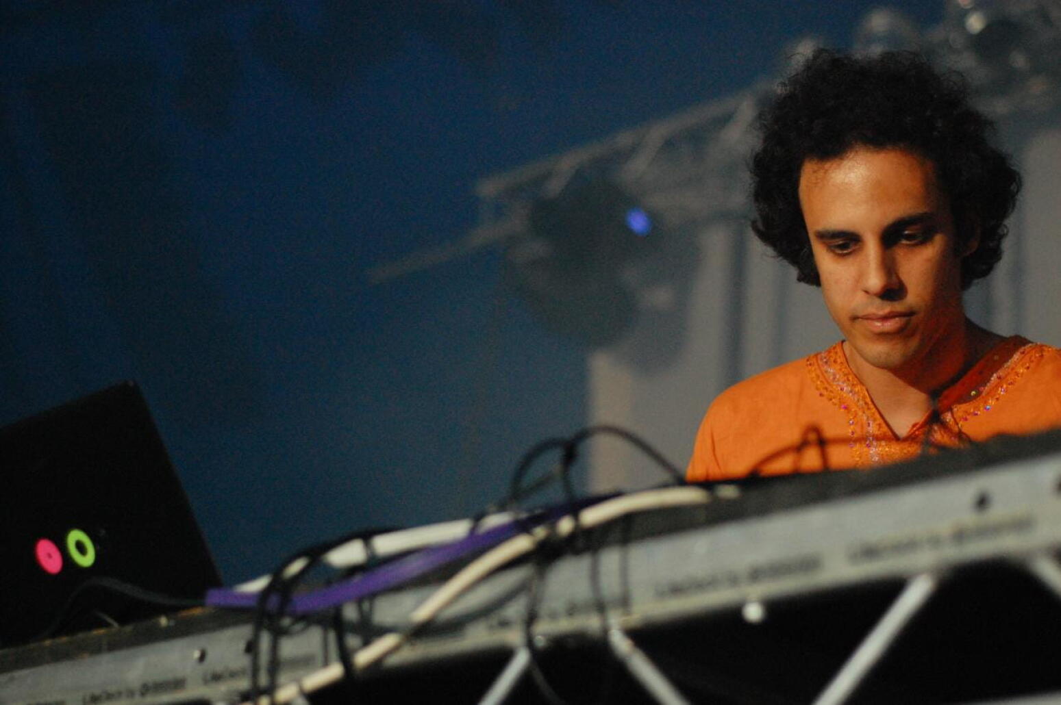 Sans prévenir, Four Tet sort un album live