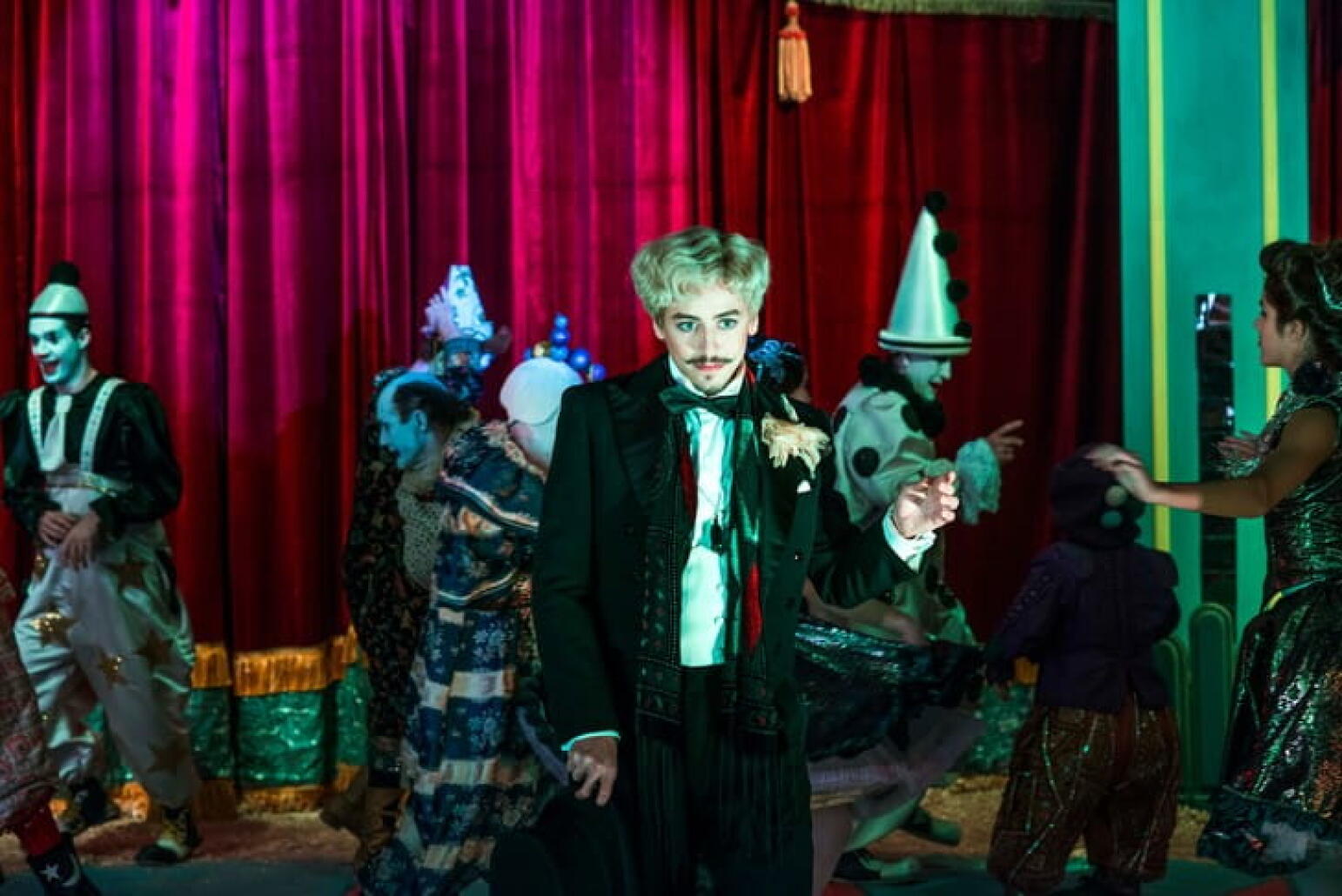 Le retour d’un des piliers du Cinema Novo emmène au cirque pour tenter de comprendre la folie du siècle en cours.