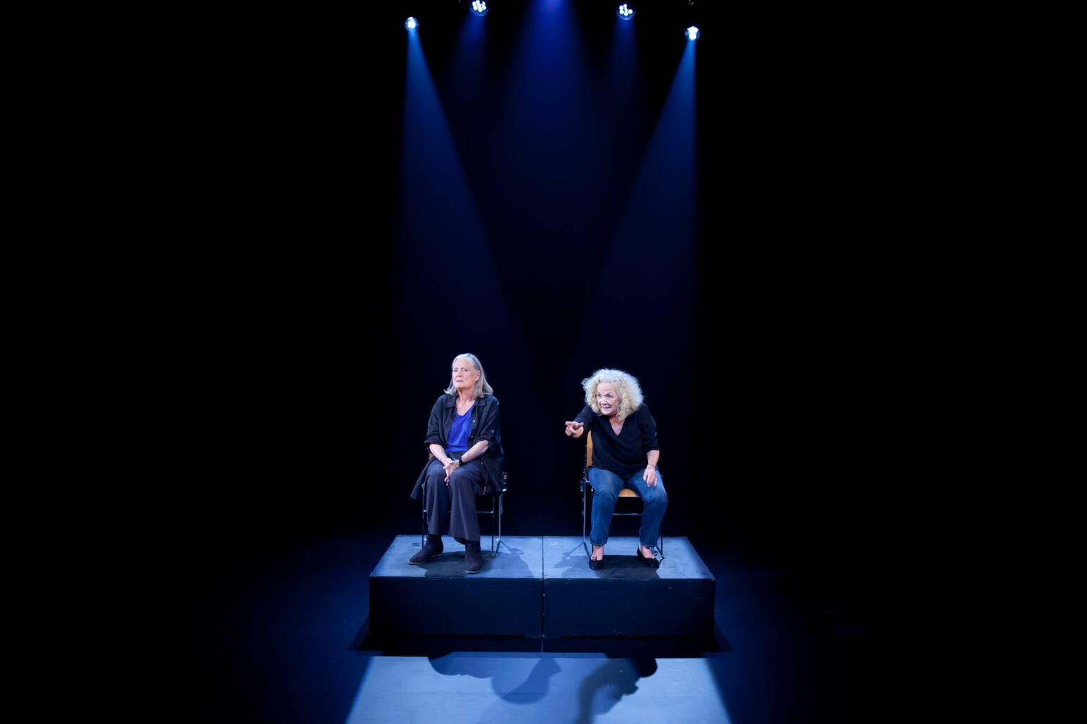 Catherine Hiegel et Tania Torrens sur une vitrine au sommet.