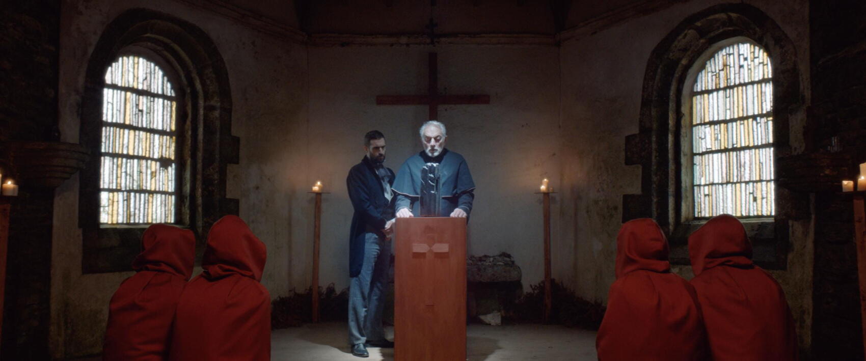 Chez Scratch Massive, les jeunes filles accouchent d’objets non identifiés