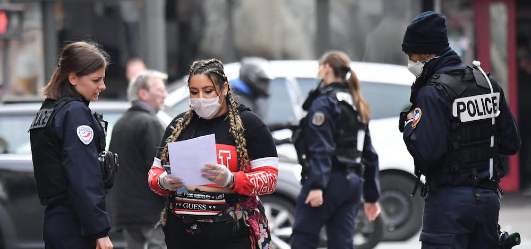 Dénoncer ceux qui ne respectent pas les règles : le nouvel hobby de certains voisins