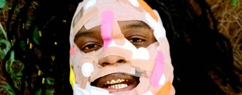 Genesis Owusu persiste et signe avec un nouveau concentré de bonne humeur