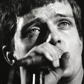 Un concert de Peter Hook en hommage à Ian Curtis