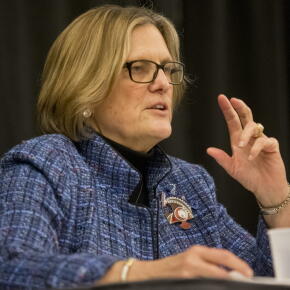 Des stratégies contre la surveillance policière et Kathy Sullivan, la première femme à atteindre les abysses