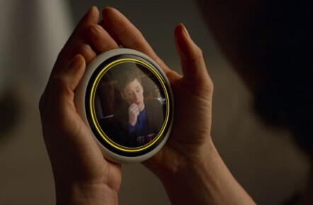 Image : Black Mirror, S4E4, Pendez le DJ, de Charlie Brooker (2017).