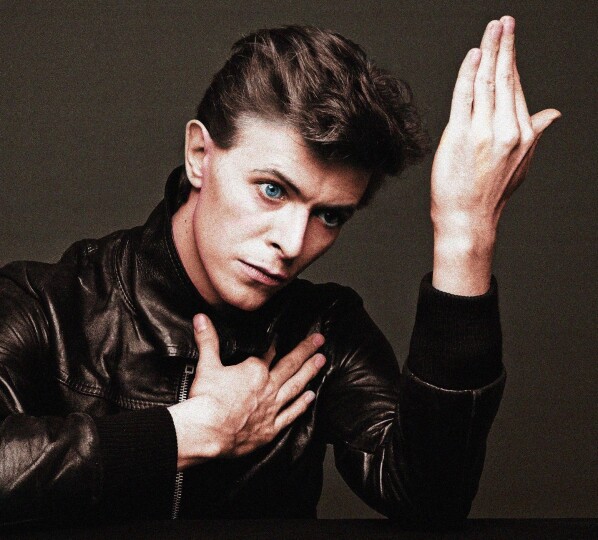 Image : Masayoshi Sukita, version colorisée de sa photo de pochette pour l’album Heroes de David Bowie (1977).