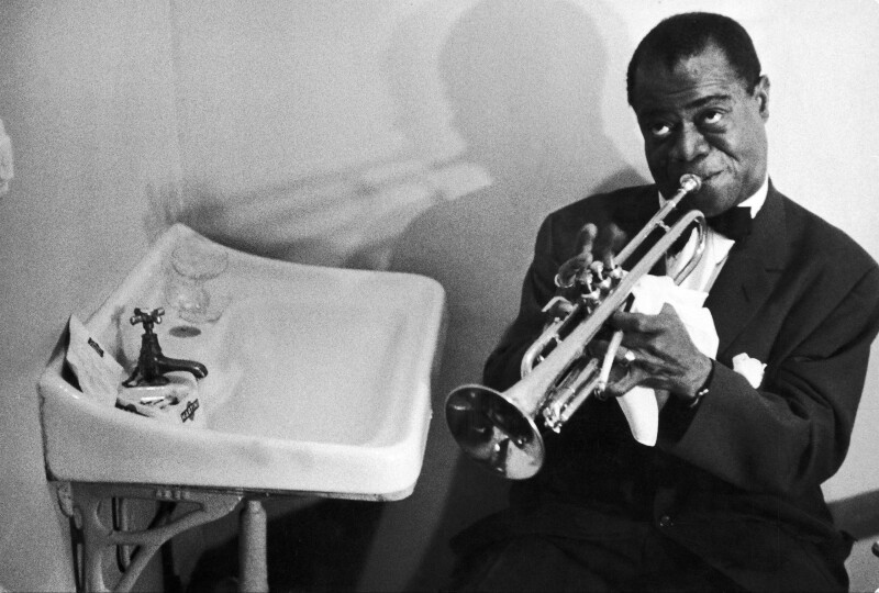 Pourquoi se borner à apprendre la trompette, alors qu’il suffit d’écouter Louis Armstrong ?