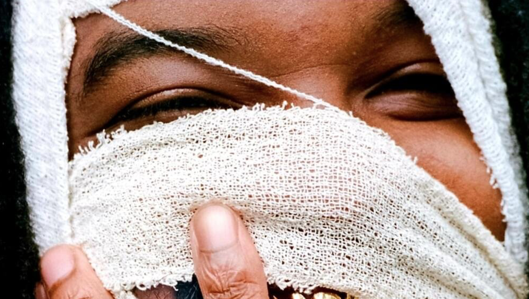 Pochette de « Smiling with no teeth » de Genesis Owusu