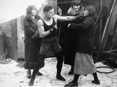 Des jeunes gens s'entraînent à la boxe dans une arrière-cour © Getty Images / Keystone-France
