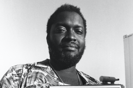 Jacob Desvarieux du groupe Kassav porte le disque d'or © Getty Images : Philippe GIRAUD (1986)