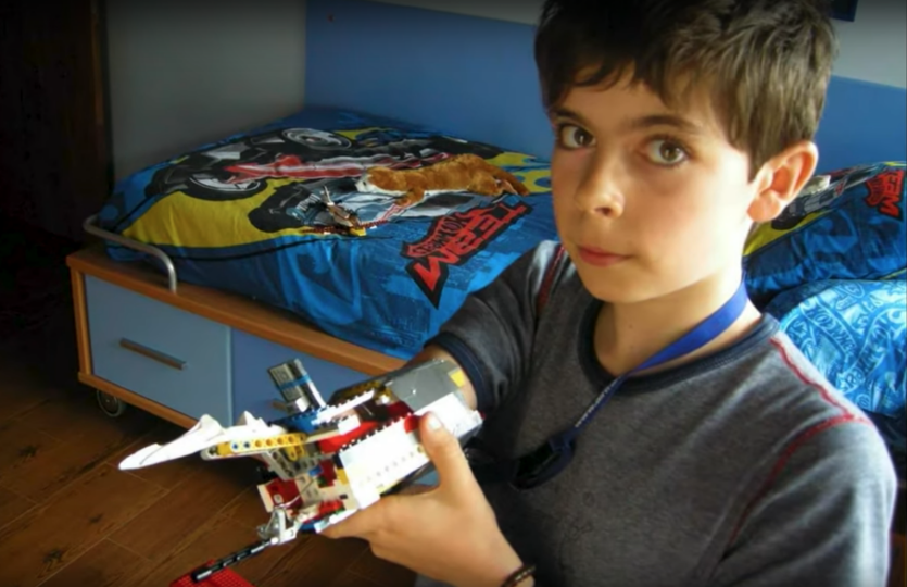 À 9 ans, David Aguilar fabrique sa prothèse en légo