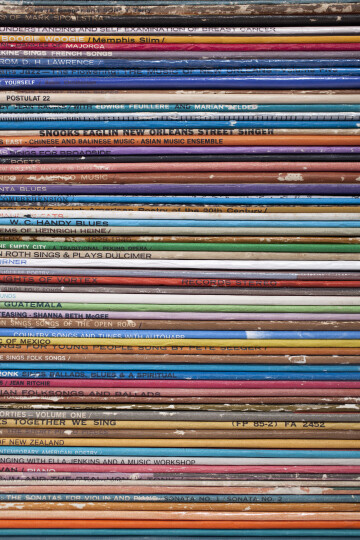 Detail-of-a-stack-of-records_GettyimagesTobiasTitz