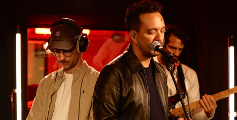 Malik Djoudi en live dans Chambre noire