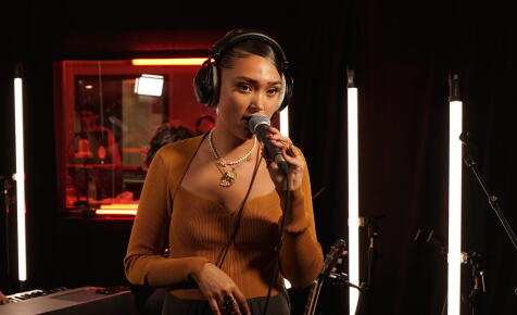 Joy Crookes dans "Chambre noire"