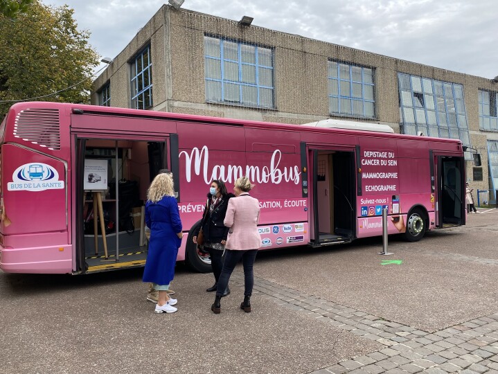 Le Mammobus : une sensibilisation gratuite au cancer du sein dans les banlieues