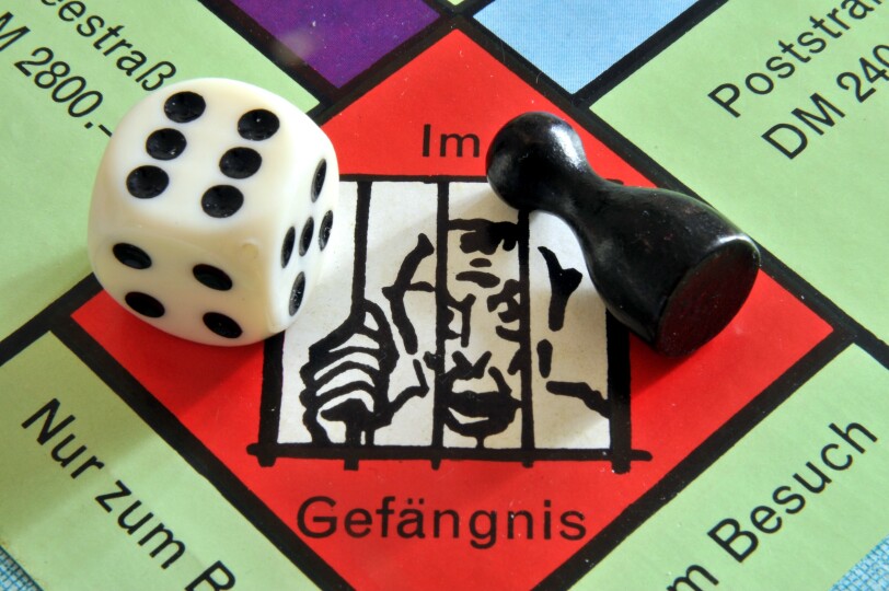 Monopoly-Game-field-in-prison_Gettyimagesulstein-bild