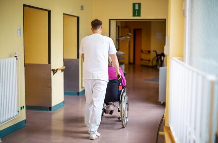 Nurse-pushing-senior-woman-on-wheelchair_GettyimagesLuis-Alvarez