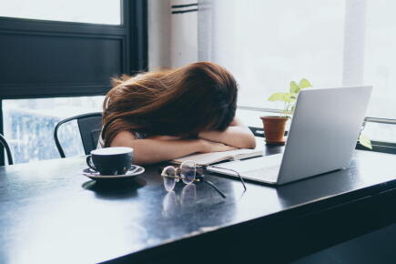 Woman-head-down-on-table.Frustrate-and-Exhausted-working.Disappointed-working-with-technology-concept_GettyimagesPOJCHEEWIN-YAPRASERT-PHOTOGRAPHY