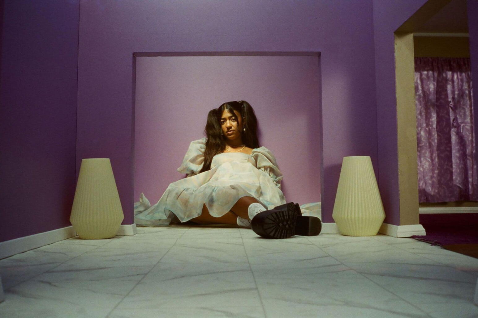 "Tiptoeing" de Hope Tala