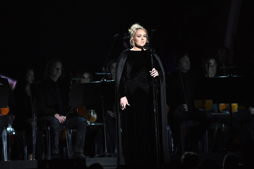 Un homme fait sa demande en mariage au concert d’Adele