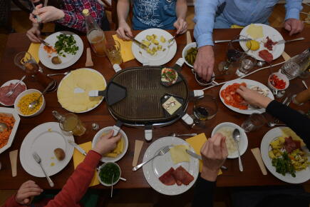 Familie-beim-Raclette-essen_Gettyimages-ullstein-bild-Contributeur-1