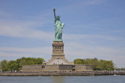Huge-line-up-of-people-below-base-of-statue_GettyimagesBarry-Winiker
