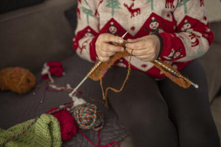 Une-vieille-femme-dans-le-chandail-tricote_GettyimagesDusan-Stankovic