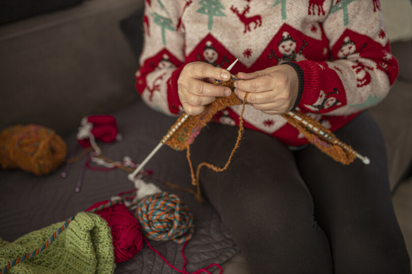 Une-vieille-femme-dans-le-chandail-tricote_GettyimagesDusan-Stankovic