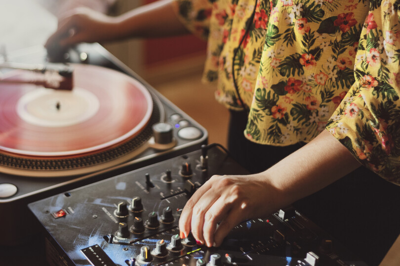 Woman-mixing-music-with-mixer-and-vinyl-record-player_GettyimagesOscar-Sanchez-Photography