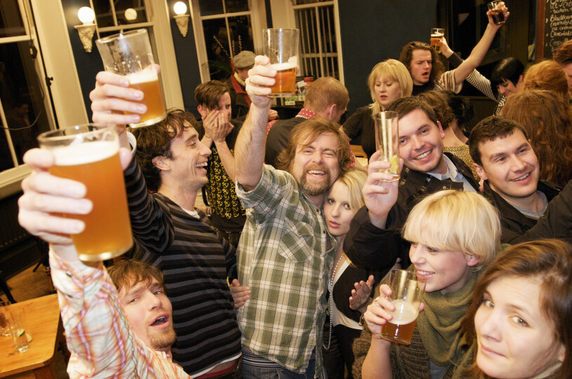 iotous-drinking-party-in-public-bar_GettyimagesJohn-Rensten