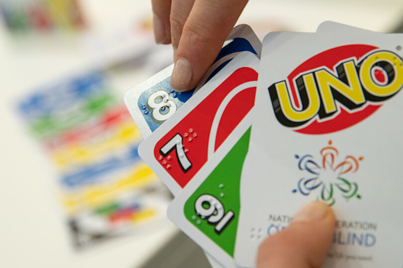 Il joue au Uno avec des inconnus
