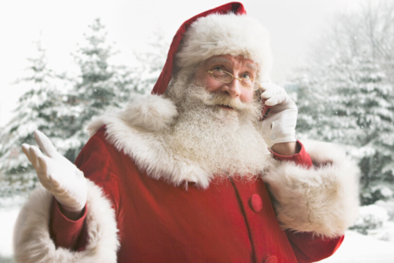 Santa-Claus-using-mobile-phone-close-up_GettyimagesJose-Luis-Pelaez