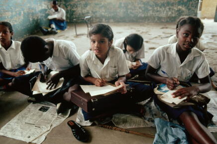School-Children-Sitting-on-the-Floor_GettyimagesDavid-Turnley-Contributeur